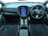 ■視界良好で運転しやすいコックピットです。シンプルで操作性の良いインパネ回りにデザインされ、SUBARUは安全性能に徹底的にまでこだわった視界設計を行っています。