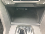センターコンソール下には小物を置けるスペースがあり、車内で使う品の一時置きに便利です。手の届きやすい位置にまとまり、日常の乗り降りや移動時にも活用できます。