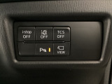 運転席脇のクラスタースイッチ部分にはカメラ切り替えスイッチ、パーキングセンサー、その他走行系スイッチを集中配置しております。
