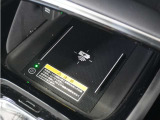 ◆ワイヤレス充電器◆ワイヤレス充電規格Qiに適合した機器を充電エリアに置くことで使用できます。