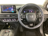 【ハンドル】運転にかかわる様々な操作を安全に行えるように視点移動が少なく操作性に配慮されたスイッチ類が凝縮されたコックピットです。