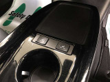 運転席・助手席にはシートヒーターが装着されています。寒い日のドライブなど、長時間座っていると負担のかかりやすい肩や腰、寒い日に冷えやすい脚部に快適なぬくもりを伝えてくれます。