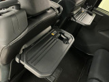 【格納式シートバックテーブル】車内でのお食事などで活躍♪カップホルダーも備えています。