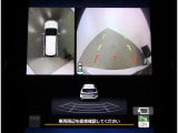 フロントグリル、ドアミラー、リヤゲートに装着したカメラの映像をインフォメーションディスプレイの大画面で確認可能です。