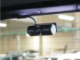 ◆車内カメラ◆前方・後方はもちろん、車内向きのカメラでも記録。左右をワイドに撮ることができ、幅寄せや側面衝突、威圧的なドライバーの危険行為など、クルマ周囲のトラブルもしっかり記録できます。