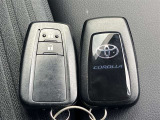 スマートエントリーキーシステムです。鍵を持っていればドアロック、解除、エンジン始動も楽チンです。イチイチ鍵を出す手間も無くなりますよ。悪天候時にも重宝しますね。