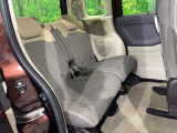 【ロールシェード】日差しや車外からの光が眩しいときにサッと引き出して使える、ロール格納タイプのサンシェードを装備。後席に乗ったお子様がウトウトしだした時など、ぜひご活用ください♪