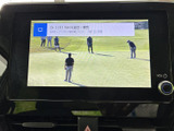 テレビ番組を画面で視聴でき、停車中の待ち時間にも映像を楽しめます。画面内に番組情報も表示されるため、視聴中に放送内容を確認しやすい装備です。