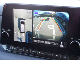 【アラウンドビューモニター&バックモニター】クルマを真上から見下ろしているかのような映像が表示され、周囲の状況がひと目で把握できるので、安心してスマートに駐車できます。駐車が苦手な方にオススメです!