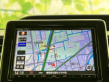 現在地周辺の道路や施設が画面に表示され、行き先までの道順を確認する際にも役立ちます。表示が見やすく、日常のお出かけや慣れない場所への移動をサポートしてくれる装備です。