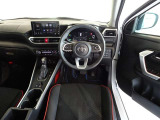 革巻きステアリングで快適な操作性の運転席です。