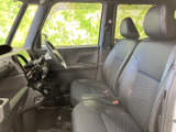 明るい窓まわりで車内に光が入り、運転席からの視界も広々と感じられます。シートは身体を支える形状で、落ち着いた配色の室内は、毎日の移動にもなじみやすい雰囲気です。