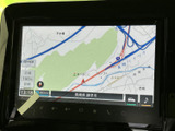 現在地周辺の道路や地名が画面いっぱいに表示され、ルートも確認しやすい地図画面です。縮尺やメニュー表示も見やすく、目的地までの道順を把握する際に役立ちます。
