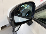 ブラインドスポットインフォメーションを装備!走行中、斜め後方に車両がいることをドアミラー内の表示でお知らせ。車線変更時など、目視では確認しにくい死角の安全確認をサポートしてくれる心強い機能です。