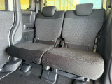 2列目にご乗車の方もゆったり足が組める驚きの広さです。