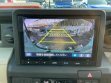 【バックカメラ】運転が苦手な方も車庫入れラクラクです!ギアをリバースに入れれば自動的に切り換わりますので、面倒な操作は不要です♪狭い駐車場もお車を傷つけず安心ですね!