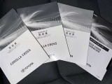 メンテナンスノート、取扱説明書です。 その車の整備記録が事細やかに記録されています。 車が生まれてから今までどのような道を歩んできたのか判るとても重要な物ですよ。