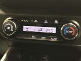 オートエアコンです。運転席から操作しやすいよう、使用頻度の高いスイッチを運転席側にレイアウトしています。