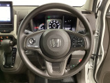 ハンドルにHondaセンシング系のクルーズコントロールやレーンキープアシストなどのスイッチと、オーディオの操作スイッチが装備されています。ハンドルから手を離さず安全に操作できます。
