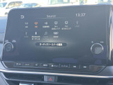 ラジオやBluetooth、USBなど複数の音源が画面に並び、使いたいメディアを選びやすい構成です。普段お使いの機器に合わせて音楽を楽しめるため、通勤やお出かけにも便利です。