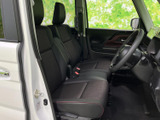 運転席まわりは前方を見渡しやすく、シートには身体を預けやすい形状を採用。落ち着いた色合いでまとまり、運転中も同乗時も過ごしやすい空間です。