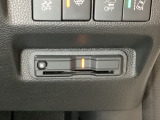 ハンドルの右下にETCがついています。高速道路の料金所の通過も楽々です!。カードの取り出しもしやすい場所についています。