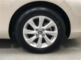 15インチ純正アルミホイール(185/65R15)装着です。