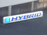 ★HYBRIDエンブレム★より少ない燃料で大きなパワーを引き出すエンジンに、高出力モーターを組み合わせ、低燃費とパワフルさを両立したハイブリッドシステムです。