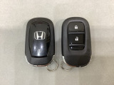 スマートキーを装備しています。鍵を差し込むことなくドアロックの開け閉めと、スタートボタン操作でのエンジンスタートができます。スペアキーも同じものを用意しております。