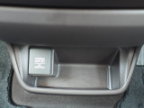 12V電源ソケット付き。ドライブ中の充電にも対応できる便利な装備です。