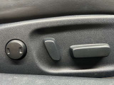 【パワーシート】電動でシートポジションの変更が可能です。手動式より細かくシート設定が可能ですのでより快適な姿勢でドライブを楽しんで頂けるでしょう。