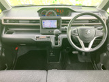 中央にナビ画面やオーディオ操作部がまとまり、運転席から手を伸ばしやすい配置です。周辺機器との位置関係も分かりやすく、毎日の移動で扱いやすい室内です。