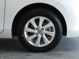 「トヨタ純正アルミホイール」を装着です♪純正なので車のデザインともマッチしています!高級感やスポーティーさを際立たせてくれます!!