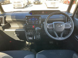 運転席まわりから前方まで見渡しやすく、視界が広がる室内です。座席に座ったまま周囲の状況を確認しやすく、毎日の移動も落ち着いてお過ごしいただけます。