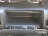 運転席前にも収納スペースがございます!