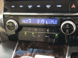 運転席、助手席別々に温度設定ができるデュアルエアコン装備です。男性が暑いと感じても、女性は寒いと感じる、そんな時の車内温度を別々に調節できるので、ストレスなくドライブをお楽しみいただけます。