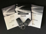 メンテナンスノート、取扱説明書ですね。 車の情報が凝縮されています。 車の整備記録が記載されている大事な物ですよ。