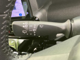 レバー上の表示から機能を確認しやすく、雨天時にも手元で操作内容を把握できます。前方の視界確保に関わる機能がまとまり、天候の変化に対応しやすい装備です。