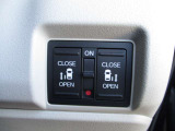 両側電動スライドドアです。運転席やキーレスから開閉が出来てとても重宝します。