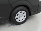 装着タイヤサイズは、195/80R15です。