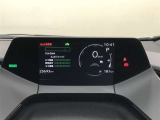 【トップマウントメーター】7インチディスプレイにミニマルなグラフィックメーターやLEDインジケーターを表示します。視線移動少なく表示が確認できる、運転に集中しやすい構成となっています。