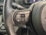 ステアリングにオーディオ操作スイッチが付いています。オーディオ画面に直接タッチしなくても操作が出来ますので、運転に集中できます。