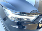 【LEDヘッドライト】ハイビームを先行車や対向車にあてず、その両サイドではハイビーム照射を維持。見える範囲が段違いに広くなりました。北欧神話に登場するトールハンマーをモチーフにデザイン。