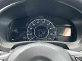 運転席から速度や各種表示を確認しやすい配置で、走行中も必要な情報に目を向けやすい設計です。メーター内の表示がまとまっており、日々の運転時に状態を把握するのに役立ちます。
