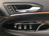 【マイコンプリセットドライビングポジションシステム】運転席に2名分のステアリング、シート、ドアミラーのポジションを記憶・再現します。キーナンバー登録を行うと、キーごとにポジションの自動再現が可能です。