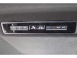 リヤオートエアコンで後席でも快適な車内空調です♪