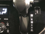 インパネシフトですので足元ひろびろ。運転しやすいですよ。