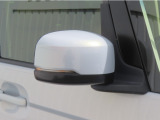【LEDドアミラーウインカー】ドアミラーにウィンカーが付いているので、周りの車がウインカーやハザードに気付きやすくなります。右左折時や車線変更時の事故を防ぎ、安全に走行できます。