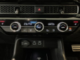 オートエアコンは左右席で独立温度コントロールが可能です。運転席はキンキンに冷やして助手席はマイルドにと言った設定が可能です☆暑さ寒さでケンカすることもなくなりますね♪