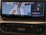 シフトレバー周辺に搭載されたiDrive(ナビのコントローラー)はドライバーの運転姿勢を崩さず、直感的に操作が可能で御座います